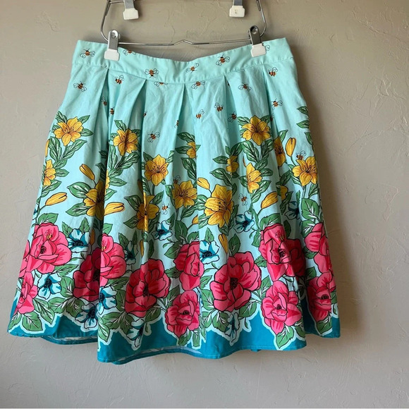 Source Unknown Dresses & Skirts - Floral bee full a line pleated flowers skirt pockets teacher summer ms frizz xl